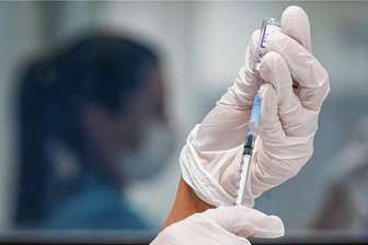 Angepasste Corona-Impfstoffe: So schnell bekommen Sachsen einen Termin - Eine Frau zieht eine Dosis des Impfstoffes von Biontech für eine Corona-Impfung auf.