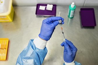 Angepasste Corona-Regeln, angepasste Impfstoffe - In einem Impfzentrum wird eine Spritze mit dem an die Omikron-Variante angepassten Corona-Impfstoff aufgezogen.