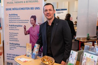 Angeschlagene Pflegebranche: Kreisräte aus Mittelsachsen suchen nach Lösungen - Frank Zwinscher, Chef der Z&L Unternehmensgruppe, erklärte Kreisräten die Herausforderungen der Pflegebranche.