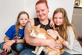Angeschossener Kater Dom in Grünhainichen: Nach zweiter OP stecken immer noch Geschosse im Körper - Elijah, Susan und Samantha (v. l.) Bothmann mit Kater Dom.