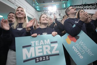 Angesichts der Größe der Aufgabe hat Merz eigentlich keine Chance, aber die muss er nutzen - Routinierte Freude unter den CDU-Anhängern im Konrad-Adenauer-Haus in Berlin, nachdem die Prognose zum Ausgang dieser Bundestagswahl bekanntgegeben worden war. Auf Friedrich Merz, dem voraussichtlichen neuen Kanzler warten riesige Aufgaben. Foto: Michael Kappeler/dpa
