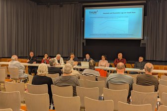 Angespannte Lage: Stadt im Erzgebirge investiert trotzdem - Vertreter des Stadtrats, Bürgermeister Thomas Mauersberger (4. v. r.) und Stadtsprecherin Kirsten Drechsel (3. v. r.) während der jüngsten Einwohnerversammlung.