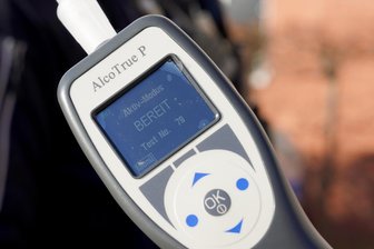 Angetrunkene Frau hinterm Steuer rammt Streifenwagen in Chemnitz - Eine 28-Jährige war zu schnell und angetrunken in Chemnitz mit dem Auto unterwegs.