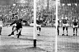 Angetüdelt zur Nationalmannschaft - Jörg Weißflog als Torschütze: Hier verwandelt er am 18. Oktober 1986 einen Elfer beim 1:1 im Heimspiel gegen den FC Karl-Marx-Stadt.