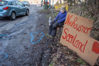 Angler holt Fisch aus Neuhausener Schlagloch -