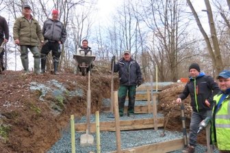 Angler und Wasserwacht packen im Kranzberggrund an -