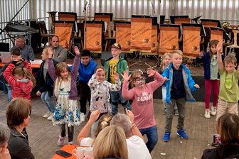 Anglerfest trotzt mit guter Laune launischem Wetter - In Schwung wurden Besucher des Anglerfestes beim Programm von Kita und Grundschule unterm Regenbogen gebracht.