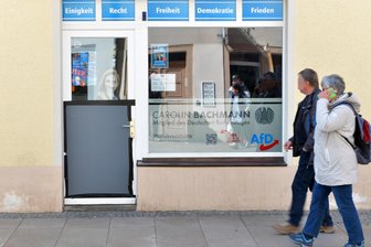 Angriff auf AfD-Wahlkreisbüro von Carolin Bachmann in Freiberg - Am Samstag war die beschädigte Tür am Wahlkreisbüro von Carolin Bachmann abgeklebt.