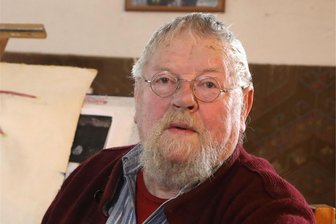 Angriff auf Grabstätte in Meerane: Künstlerkollege reagiert mit drastischen Worten - Peter Schönhoff zeigt sich entsetzt über den Angriff auf das Grab seines Freundes Bodo Ueberfeld.