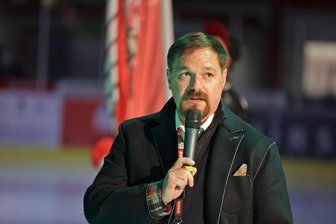 Angriff auf Huskies-Fanbusse in Crimmitschau: Eispiraten-Chef beginnt mit Aufarbeitung und spricht von „Vollidioten“ - Eispiraten-Geschäftsführer Jörg Buschmann steht nach dem Vorfall an den Huskies-Fanbussen im Austausch mit der Polizei.
