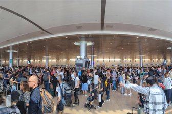 Angriff auf Israel: Erzgebirger erleben Albtraumurlaub im Heiligen Land - Alle wollen raus: Der Flughafen Tel Aviv am Tag des Evakuierungsfluges der Reisegruppe am 12. Oktober 2023.