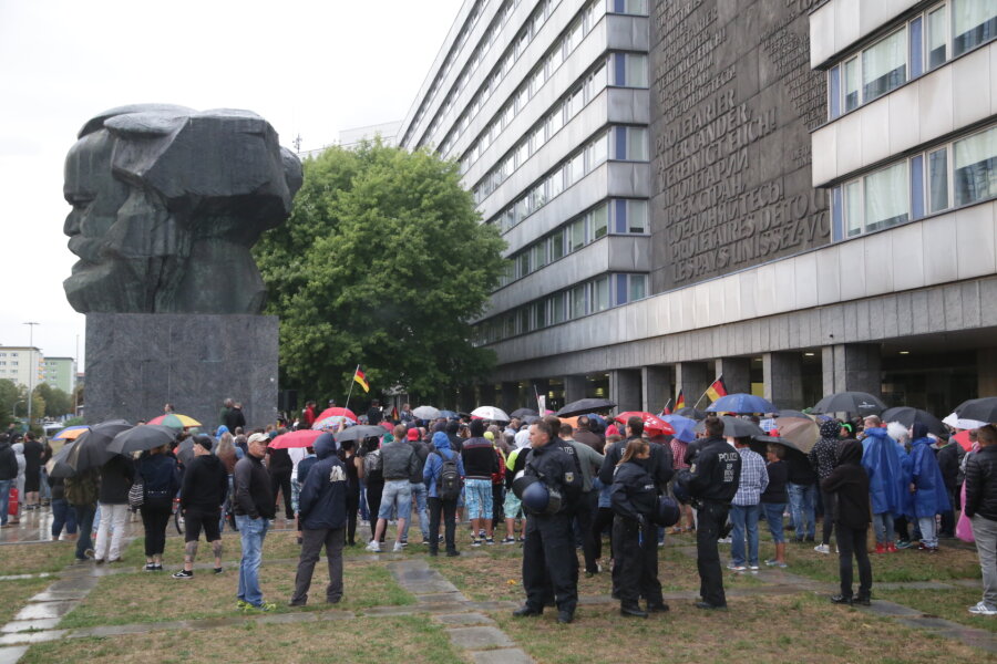Angriff auf linkes Zentrum während Pro-Chemnitz-Demo - Schätzungsweise 1000 Menschen nahmen am Freitagabend an der Kundgebung von Pro Chemnitz teil. Später stieg die Zahl laut Versammlungsbehörde auf rund 2000 Menschen.