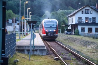 Angriff auf Lokführer der Erzgebirgsbahn: Gericht entscheidet über Mitbeteiligten - Am Haltepunkt Lauter kam es im Juli 2023 zu einem Angriff auf einen Lokführer.