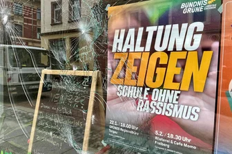 Angriff auf Parteibüro der Grünen in Mittweida: LKA übernimmt Ermittlungen - Das Schaufenster des Abgeordnetenbüros wurde demoliert, den Schaden schätzt die Polizei auf rund 2000 Euro.