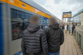Angriff auf Sachsen-TV-Reporter nach Demo mit Greta Thunberg: Tatverdächtige ermittelt - Dieser freie Journalist und sein Begleiter sind in Leipzig mutmaßlich von Teilnehmern einer Anti-Israel-Kundgebung mit Greta Thunberg nach der Demo brutal an einer Straßenbahnhaltestelle verprügelt worden. Drei Tatverdächtige sind nun ermittelt worden.