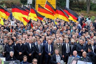 Angriff bei Chemnitzer Demos 2018: 27 Beschuldigte bis heute nicht vor Gericht - Führende Vertreter der AfD an der Spitze einer Demonstration am 1. September 2018 in Chemnitz. Ein Angriff auf Teilnehmer einer Gegen-Kundgebung wenige Stunden später ist bis heute nicht aufgeklärt. 