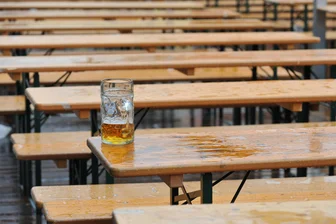 Angriff bei Oktoberfest in Halsbrücke: Wie entscheidet das Freiberger Amtsgericht? - Der Angeklagte hatte mit einem Maßkrug um sich geschlagen.