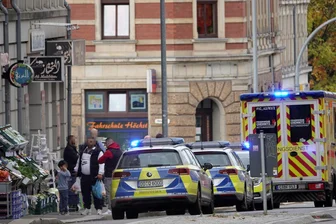 Angriff in Lebensmittelgeschäft auf Chemnitzer Sonnenberg – Opfer rächen sich wenig später - Polizei und Rettungskräfte trennten die Streithähne schließlich.