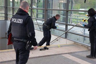 Angriffe an Bahnhöfen in Glauchau und Crimmitschau am 1. Mai: Polizei geht Spuren nach - Kriminaltechniker der Polizei sicherten am Sonntagabend Spuren am Bahnhof Crimmitschau. Kurz zuvor waren dort vier Personen geschlagen und verletzt worden.