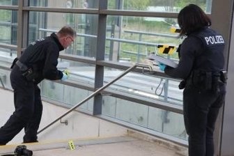 Angriffe an Bahnhöfen: Polizei geht Spuren nach - Kriminaltechniker der Polizei sicherten am Sonntagabend Spuren am Bahnhof Crimmitschau. Kurz zuvor waren dort vier Personen geschlagen und verletzt worden.