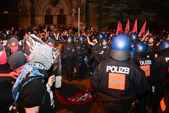 Angriffe auf Polizei trüben friedlichen 1. Mai in Berlin - Die Gewerkschaft der Polizei spricht nach der Demonstration am Abend des 1. Mai in Berlin-Kreuzberg von einer gemischten Bilanz. 