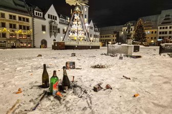 Angriffe auf Polizisten in Freiberg: Einer der Tatverdächtigen ist bereits zuvor aufgefallen - Von den Ereignissen in der Nacht zum Jahreswechsel war am Morgen danach nur noch der Böllermüll geblieben. Die Angriff auf Polizisten könnten ein Nachspiel haben.