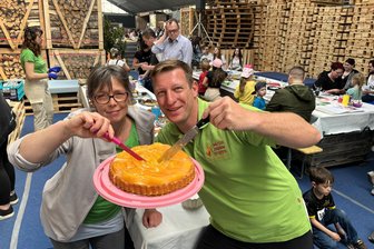Angrillen in Hainichen: Hilfe für den Tierschutzverein - Thomas Kretschmann und Nicole Schmidt sammeln mit dem Kuchenbasar für den Tierschutzverein.