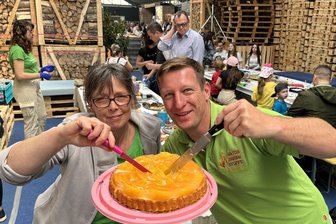 Angrillen in Hainichen: Tierschutz sammelt mit Kuchen Spenden - Nicole Schmidt vom Tierschutzverein und Firmenchef Thomas Kretschmann sammelten mit dem Kuchenbasar Geld.