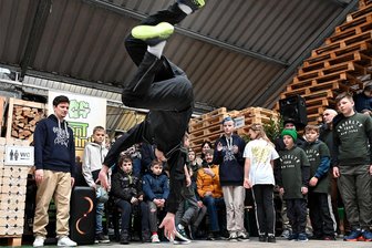 Angrillen wird in Hainichen wieder zum Volksfest - Die Broken Beat Crew aus Frankenberg war im Vorjahr beim Angrillen in Hainichen der Hingucker. Am Samstag sind die Breakdancer aber nicht dabei.