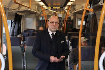 Angst bei der Ticketkontrolle: Zugbegleiter in Sachsen will jetzt mit Stichschutzweste arbeiten - Zugbegleiter Christian Wagner in der S-Bahn SX5 von Zwickau nach Halle.