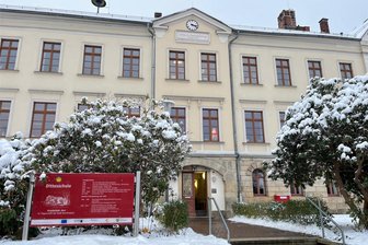 Angst geht um in Oberreichenbach: Fremder will Schulkinder in sein Auto locken - Die verschneite Dittes-Grundschule in Oberreichenbach. Alle Schüler wurden jetzt noch einmal zum Umgang mit Fremden belehrt.