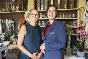 „Angst nicht, aber Respekt ist auf jeden Fall da“: Mülsener Floristin startet bei Berufe-WM in Frankreich - Mit Mutter Carolin im Floristikfachgeschäft „La Floria“ in Mülsen: Kim Bücholdt (r.) vertritt Deutschland diese Woche bei den Worldskills in Lyon.