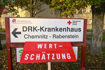 „Angst um ihre Positionen und ihre Existenz“ – Streikteilnehmer berichten von angespannter Stimmung am Krankenhaus Chemnitz-Rabenstein - Aufnahme während eines Streiks am DRK-Krankenhaus Rabenstein. Einige Teilnehmer werfen der Krankenhausleitung vor, sie für ihre Streikteilnahme zu bestrafen.