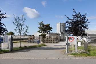 Angst um Jobs im Erzgebirge: Was juckt’s die Chefs in Portugal? - Das Tor zur Firma Aquinos in Jöhstadt steht noch offen. Aber die Produktion ruht.
