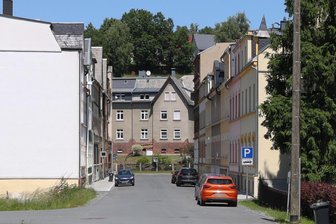 Angst um Kinder: Forderung nach Tempo 30 in Adorf - Ein Blick in die Talstraße Richtung B 283 in Adorf.