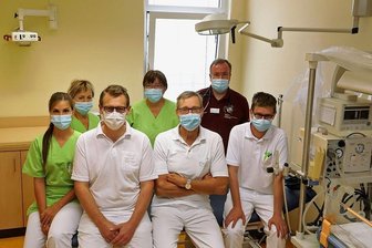 Angst um Sachsens Kleinstadtkliniken: Ein Lehrstück aus Lichtenstein - Ein Bild aus besseren Tagen: Vergangenes Jahr haben Chefarzt Harry Sirb (vorn, Mitte) und seine Kollegen zum siebten Mal eine Auszeichnung für ihre Arbeit bekommen. Nun soll ihre Kinderklinik in Lichtenstein schließen.