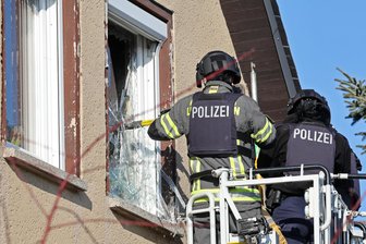 Angst vor Sprengfallen: Entschärfungskommando rückt in Lichtenstein an - Polizeibeamte ließen sich mit der Drehleiter der Feuerwehr vor ein Fenster fahren und schlugen es ein. Im Inneren sahen sie Verdächtiges.