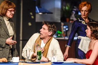 Angst vor Steuerklasse fünf - Werden die beiden Mütter dem jungen Paar zum Glück verhelfen können? Christine Gabsch als Dr. Schröder-Röder, Marko Bullack als Bastian, Ulrike Euen als Konstanze Engelbrecht und Seraina Leuenberger als Helen (von links) in einer Szene aus "Der dressierte Mann" in Chemnitz. 
