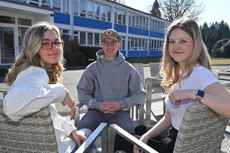 „Angsteinflößend“: Junge Erzieher aus Westsachsen kämpfen um Jobs - Laura Hellige (21), Hannes Pechmann (22) und Emily Gerisch (21) sind seit fast drei Jahren gemeinsam in einer Klasse.