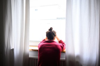 Angststörungen unter Kindern und Jugendlichen nehmen drastisch zu - was Eltern tun können - Vor allem bei Mädchen und jungen Frauen kann die soziale Phobie so groß werden, dass sie nicht mehr aus dem Haus wollen.