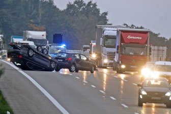 Anhänger mit BMW kippt um - Verkehrsbehinderung auf A4 - 