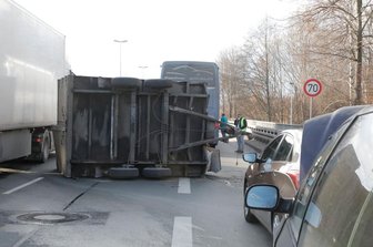 Anhänger blockiert Neefestraße in Chemnitz -