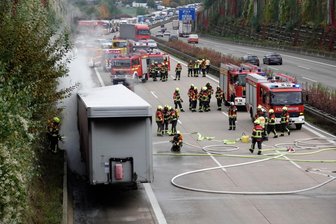 Anhänger-Brand auf A 4 bei Chemnitz sorgt für mehrstündigen Stau - Die Löscharbeiten könnten sich Stunden hinziehen.