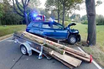 Anhänger gerät ins Schleudern - Drei Verletzte bei Unfall auf B101 -