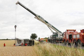 Anhänger kippt in Graben - Vollsperrung bis 18 Uhr - 