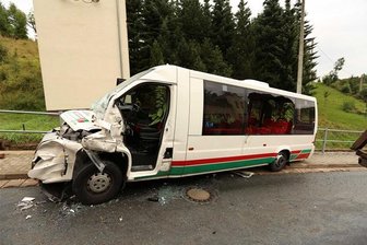 Anhänger rammt Bus - Frau schwer verletzt - Die Fahrerin des Busses kam schwer verletzt ins Krankenhaus.