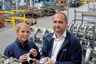 Anhängerkupplungen für Nordamerika - Personalleiterin Tina Leistner und Werkleiter Thomas Kunze suchen dringend neue Mitarbeiter, denn das Unternehmen wächst.