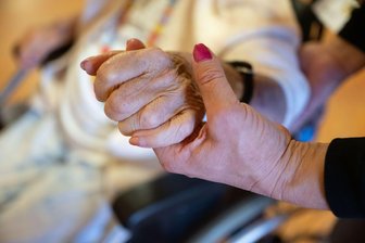 Anhaltende Kritik an "Kürzungsreform" für die Pflege - Ministerin Warken plant ein Sparpaket, das die Pflegeversicherung stabilisieren soll. (Archivbild)