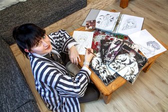 Aniwears-Gründerin Samantha Jope aus Oederan: Den Kopf voller Ideen und ein Herz für Tiere - Mit Stift und Papier zeichnet Samantha Jope selten. Manchmal skizziert sie ihre Ideen. Die eigentlichen T-Shirt-Motive für ihr Label Aniwears entstehen mit einer Zeichnen-App auf dem Handy.