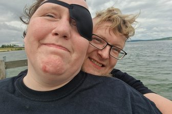 Anja & Lukas: Spendenaktion nimmt Fahrt auf - Ihr erster Urlaub nach dem Schlaganfall: Anja Dittrich mit ihrem Mann Lukas aus Brand-Erbisdorf.